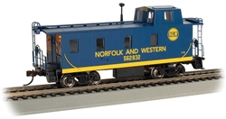 Bachmann 14003 HO Slanted Offset-Cupola Caboose Norfolk & Western 562832