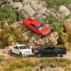 Busch 53700 HO 2015 Nissan Navara Crew-Cab Pickup Truck Assembled Red