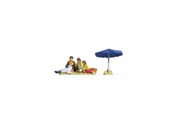 Noch 15599 HO Family at a Picnic with Umbrella pkg (5)